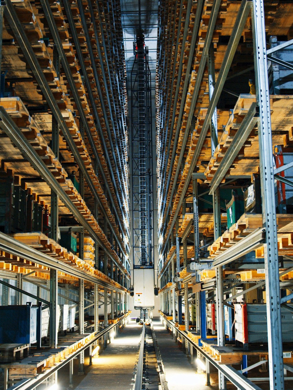 -	Obenansicht auf eine Galvanisierungsanlage, bei der Schrauben galvanisiert und veredelt werden.
