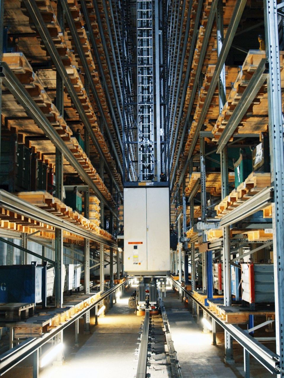 -	Nähere Ansicht auf eine Galvanisierungsanlage, bei der auch das Endprodukt unter der Anlage zu sehen ist.